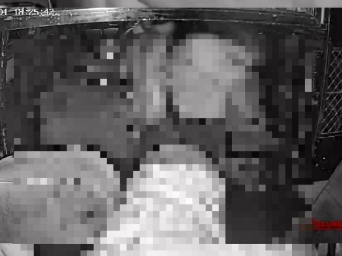 Bus driver was beaten half naked in Chhatarpur VIDEO छतरपर म बस डरइवर क अरधनगन कर