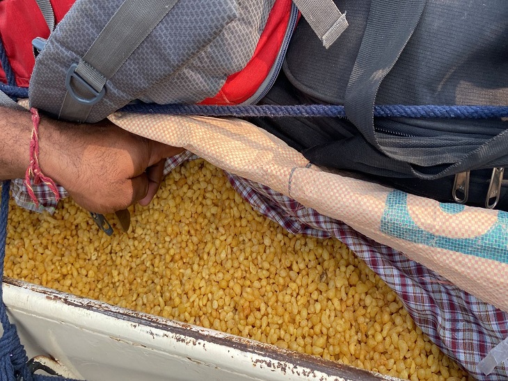फतेहाबाद में बूंदी बांटते किसान।
