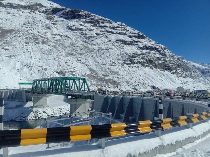हिमाचल प्रदेश के पहाड़ी इलाकों में हुआ ताजा हिमपात।
