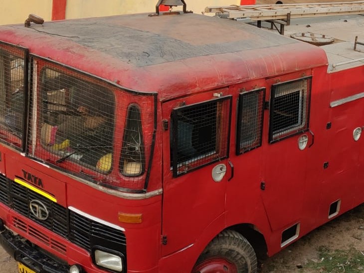 दमकल की गाड़ी पहुंची।