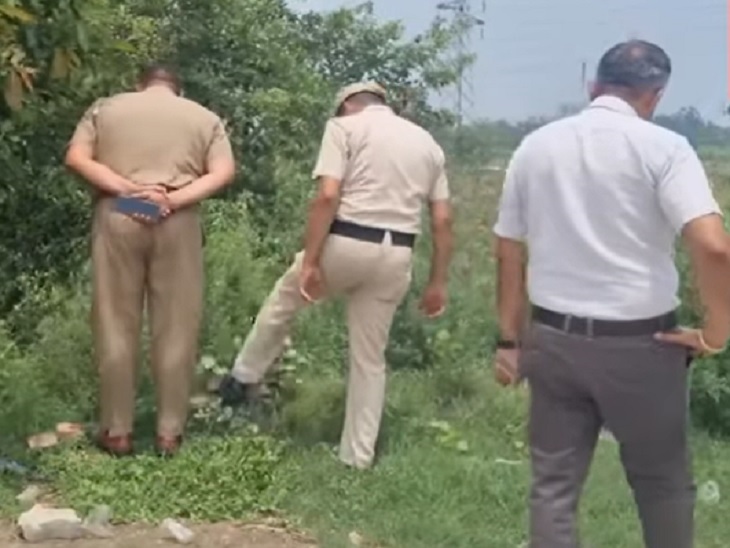 लढ़ौंरा मोड़ पर वारदात को लेकर सबूत तलाशती पुलिस टीम।