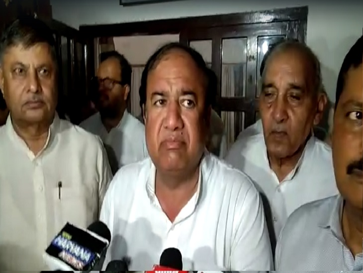 अपने इस्तीफे पर पत्रकारों के सामने सफाई देते हुए विधायक सुरेंद्र पंवार और साथी विधायक।