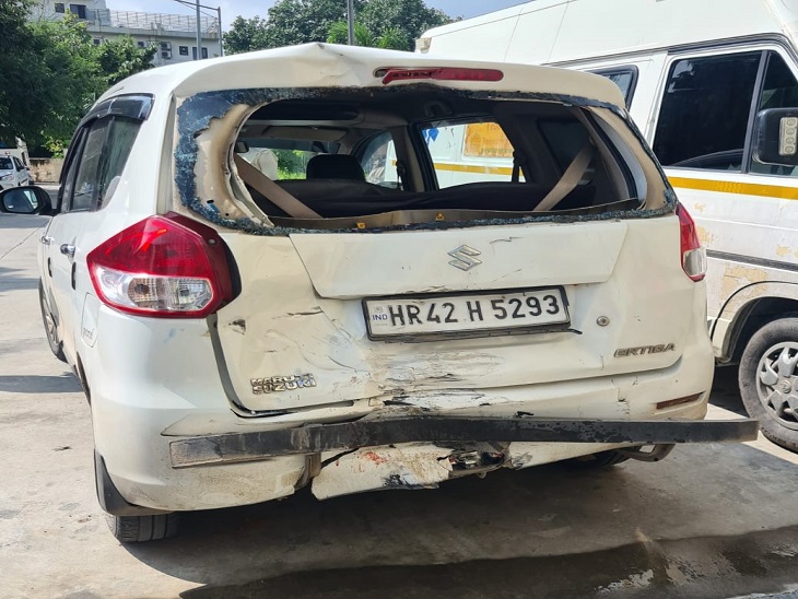हादसे में क्षतिग्रस्त कार।