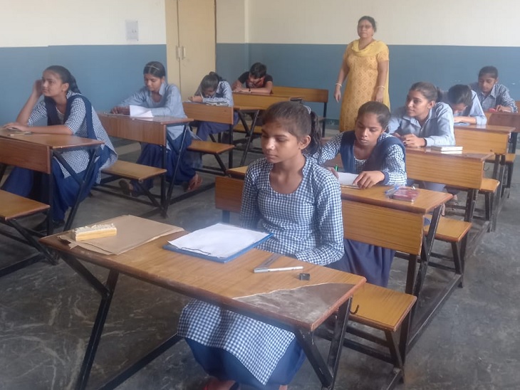 सेट परीक्षा देते विद्यार्थी