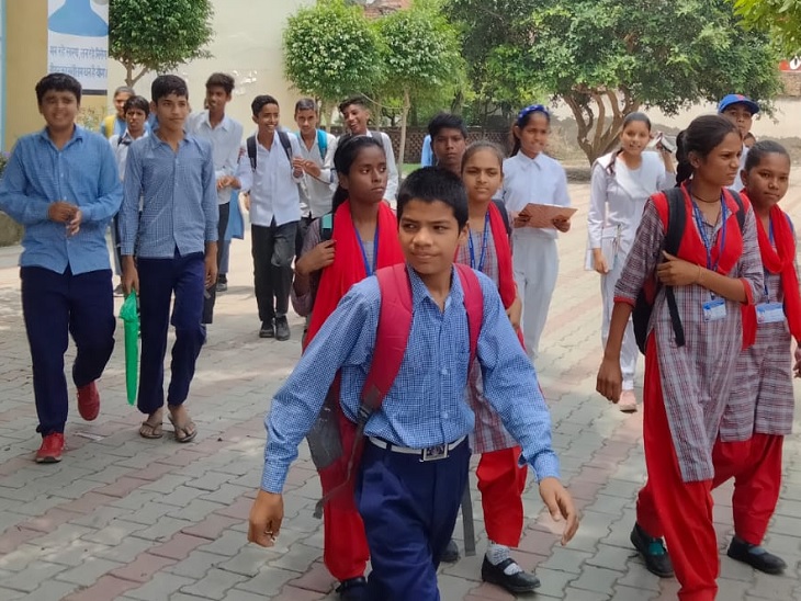 बुनियाद परीक्षा देकर आते हुए विद्यार्थी
