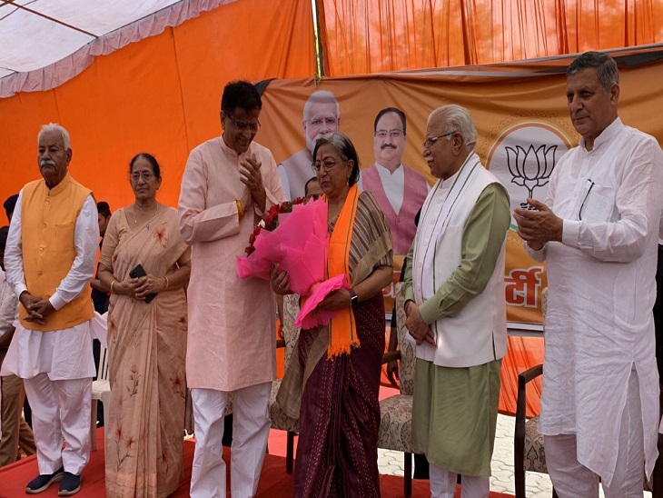 पंचकूला में समाज सेविका रेनू माथुर को भाजपा में शामिल करते CM खट्टर ।
