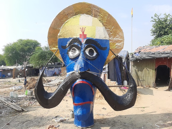 रेवाड़ी में कारीगरों द्वारा तैयार किया रावण का पुतला।