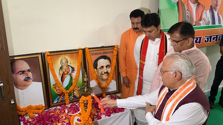 मीटिंग से पूर्व मां सरस्वती का पूजन करते सीएम मनोहर लाल, प्रदेश अध्यक्ष ओपी धनखड़।
