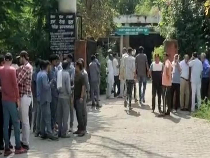 शवगृह के बाहर खड़े मृतकों के परिजन।