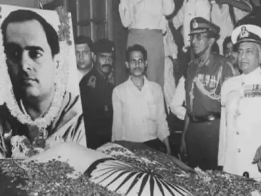 यह वीडियो राजीव गांधी की हत्या के अगले दिन की है। उनका शव तमिलनाडु से दिल्ली लाया गया था, जहां उनका अंतिम संस्कार हुआ था।