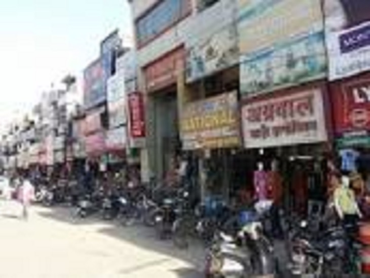 कर्ण गेट पर बनी दुकानों का दृश्य।