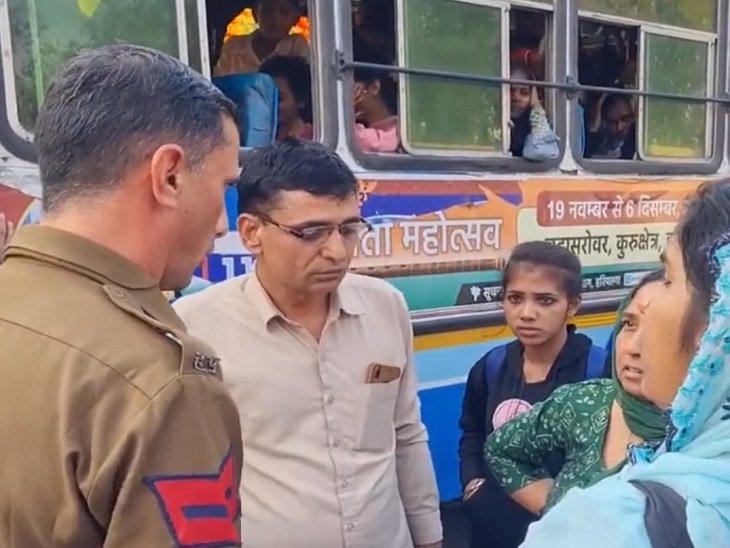 पूछताछ करती पुलिस।