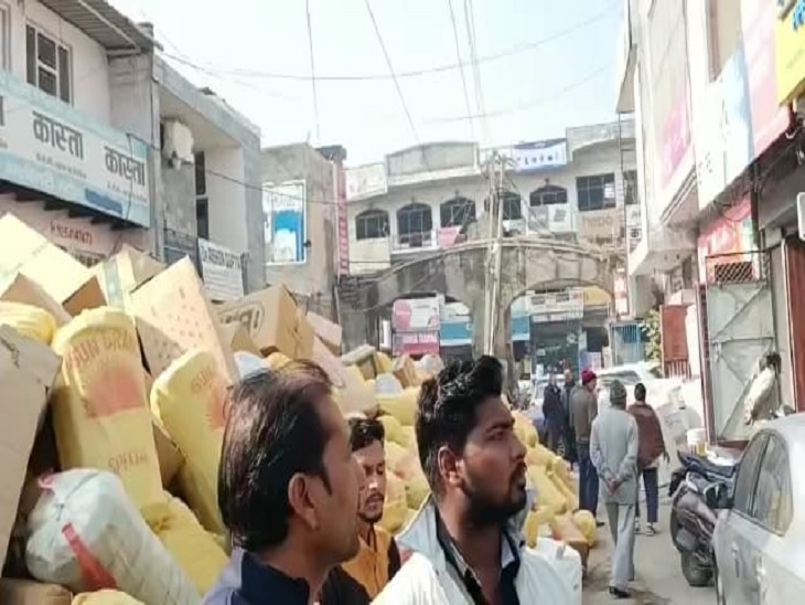 रोहतक के झज्जर रोड पर धन्नु मंडी में तोड़ा गया गोदाम