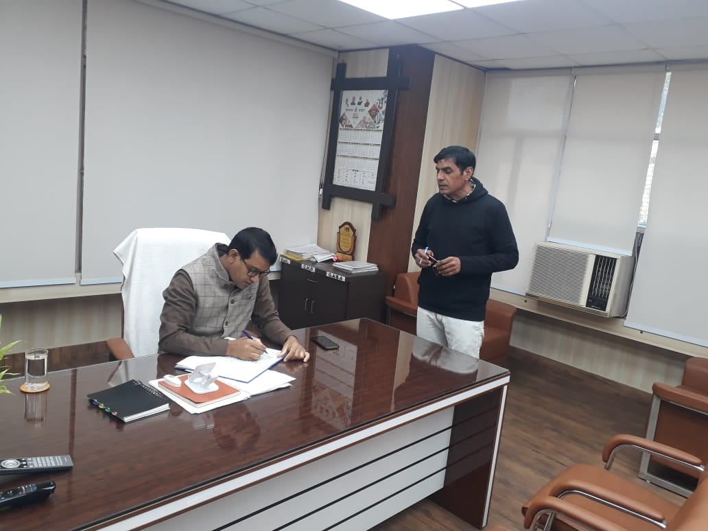 SDM मनोज कुमार गैरहाजिर कर्मचारियों के खिलाफ दिए कार्रवाई के निर्देश।