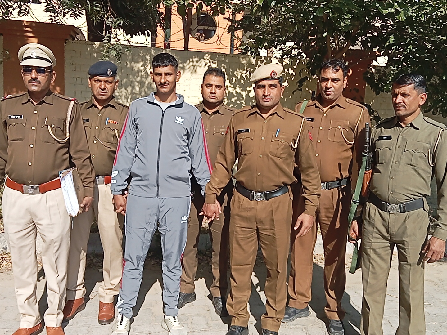 पुलिस के साथ कुलदीप उर्फ कशिश।