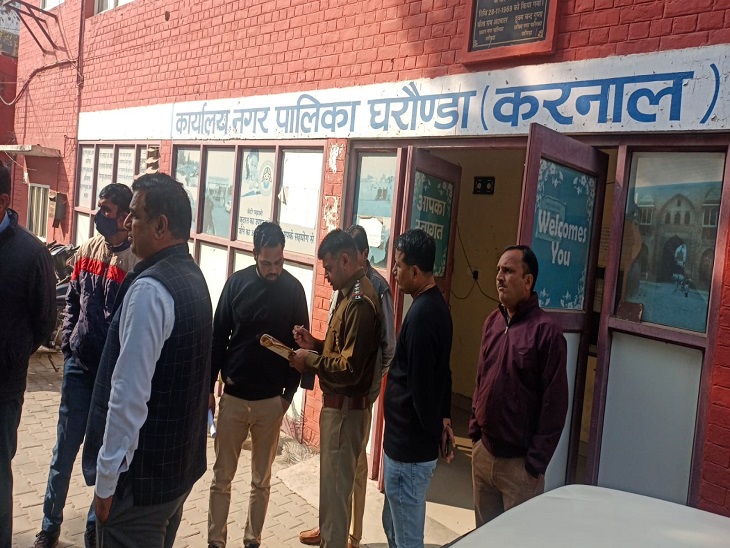 कर्मचारियों से पूछताछ करती CM फ्लाइंग की टीम।