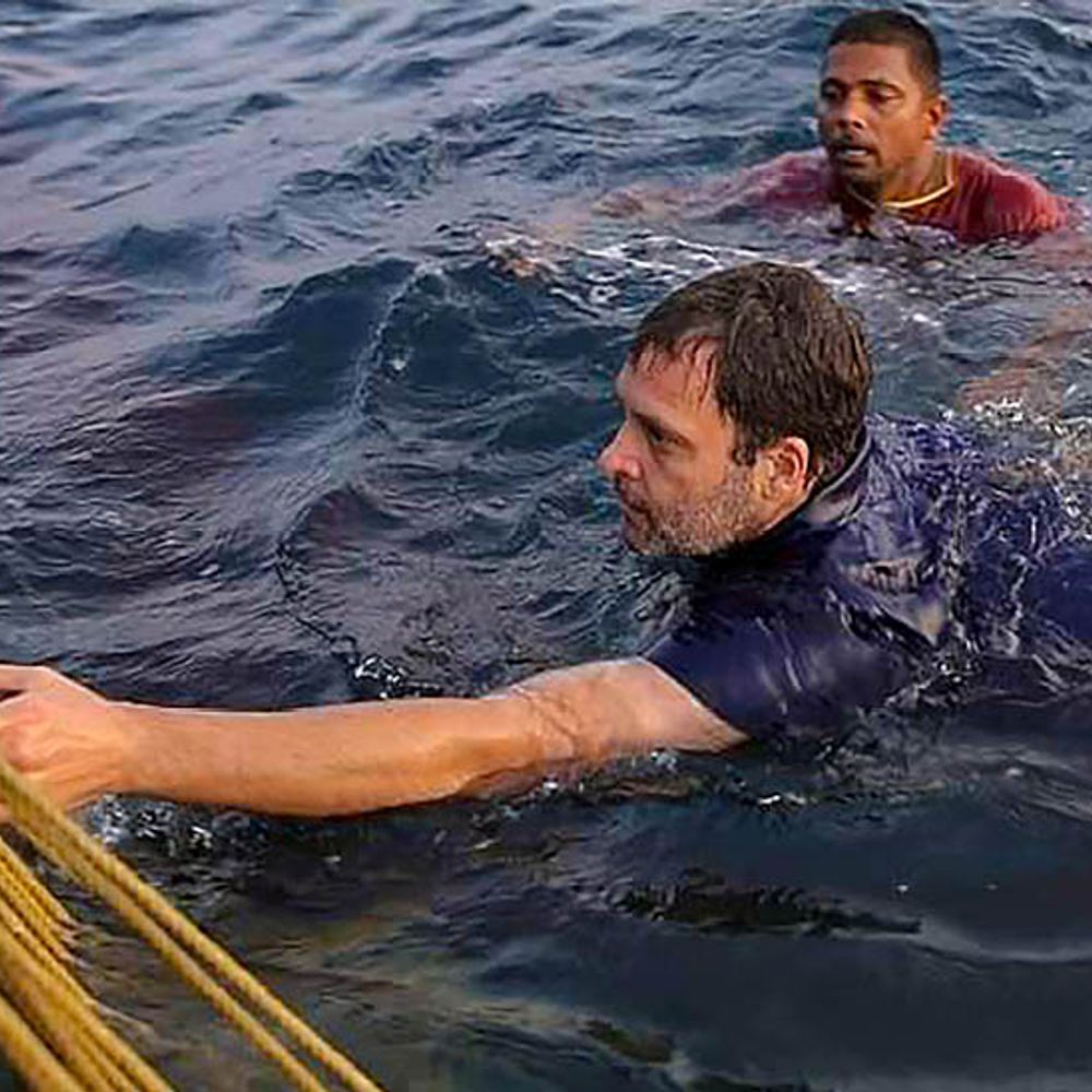 फोटोज में राहुल का अलग अंदाज:केरल में मछुआरों के साथ कांग्रेस नेता ने समुद्र में छलांग लगाई, मछलियां भी पकड़ीं