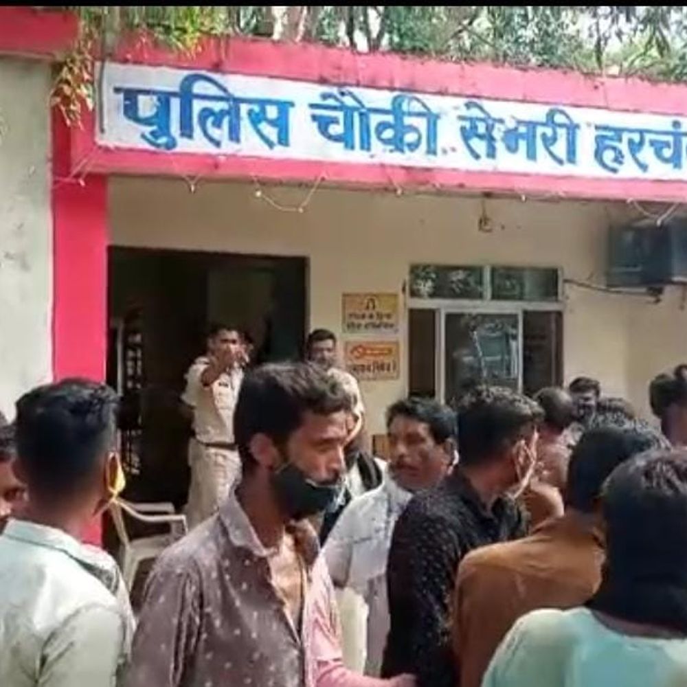 होशंगाबाद में पुलिस चौकी का घेराव