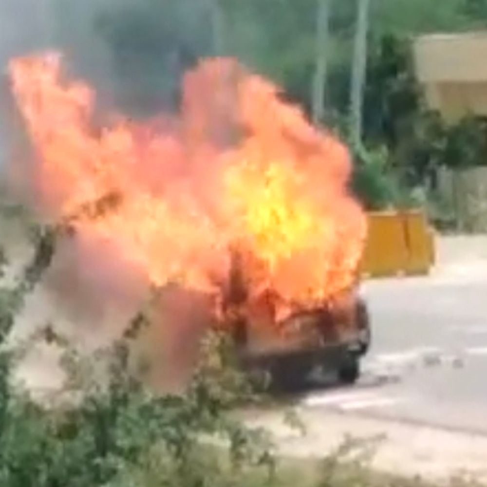 दंपती ने कूदकर बचाई जान:परिचित से मिलने जा रहे थे, हाईवे पर चलती वैन में लगी आग, पुलिस ने 100 मीटर दूर ट्रैफिक को रूकवाया, दमकल के आग बुझाने से पहले ही कबाड़ में बदली