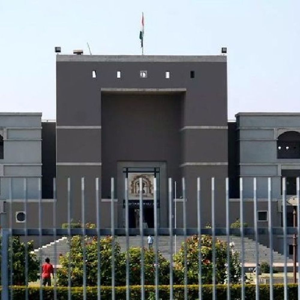 गुजरात हाईकोर्ट का आदेश:महिला पर बच्चे के पिता की पहचान बताने दबाव नहीं डाल सकते, कहा- शहरों में बिना शादी बच्चे का जन्म, तो मॉडर्न और ग्रामीण लड़की पर केस