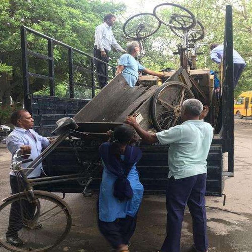 सेक्टर-22 में सामान बेच रही महिला का हाईवोल्टेज ड्रामा:अतिक्रमण हटाने आई टीम के साथ की गाली-गलौज, चालान कटने लगी तो नगर निगम के ट्रक पर जा चढ़ी; केस दर्ज