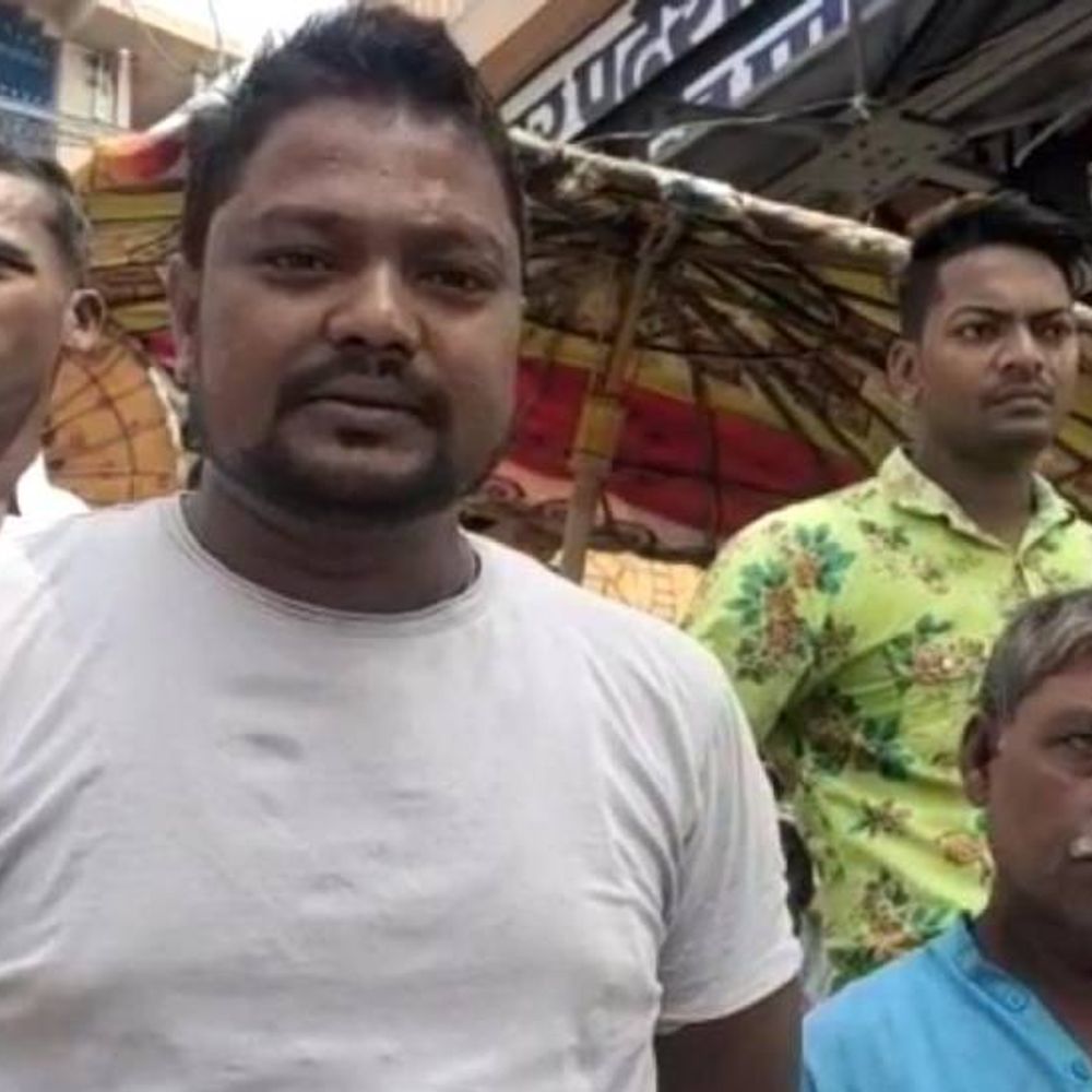 नाविकों ने DM से नाव चलाने की मांगी अनुमति:वाराणसी में चेतावनी बिंदु से 6 मीटर नीचे बह रही गंगा, मल्लाह बोले- जल्द काम पर नहीं लौटे तो खड़ा हो सकता है रोजी रोटी का संकट