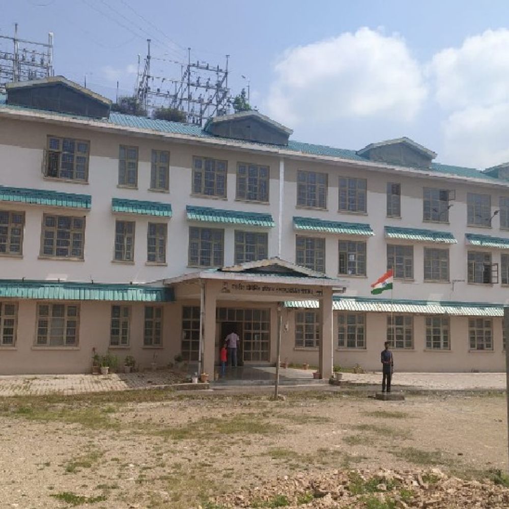 हिमाचल में हर साल होती है एडमिशन के लिए मारामारी:राज्य में 139 सरकारी और 140 प्राइवेट आईटीआई, सिर्फ एक में है फोटोग्राफी की ट्रेड; सैकड़ों युवा नहीं बना पाते शौक को पढ़ाई का हिस्सा