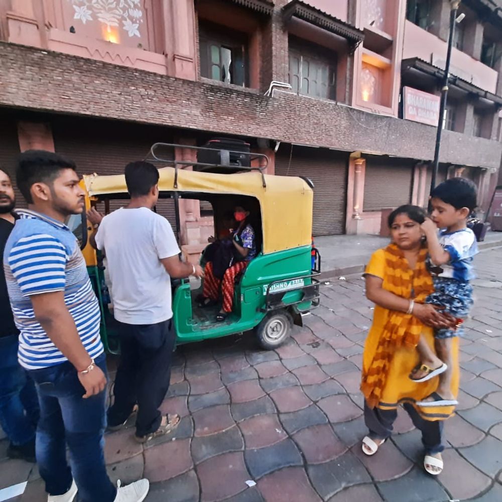 दरबार साहिब जा रहे परिवार से छीना पर्स:अमृतसर में 20 दिन में स्नैचिंग के 10 मामले, झपटमार बना रहे टूरिस्ट को निशाना; सिम लॉस्ट की डीडीआर काट कर मामले रफा-दफा कर रही अमृतसर पुलिस
