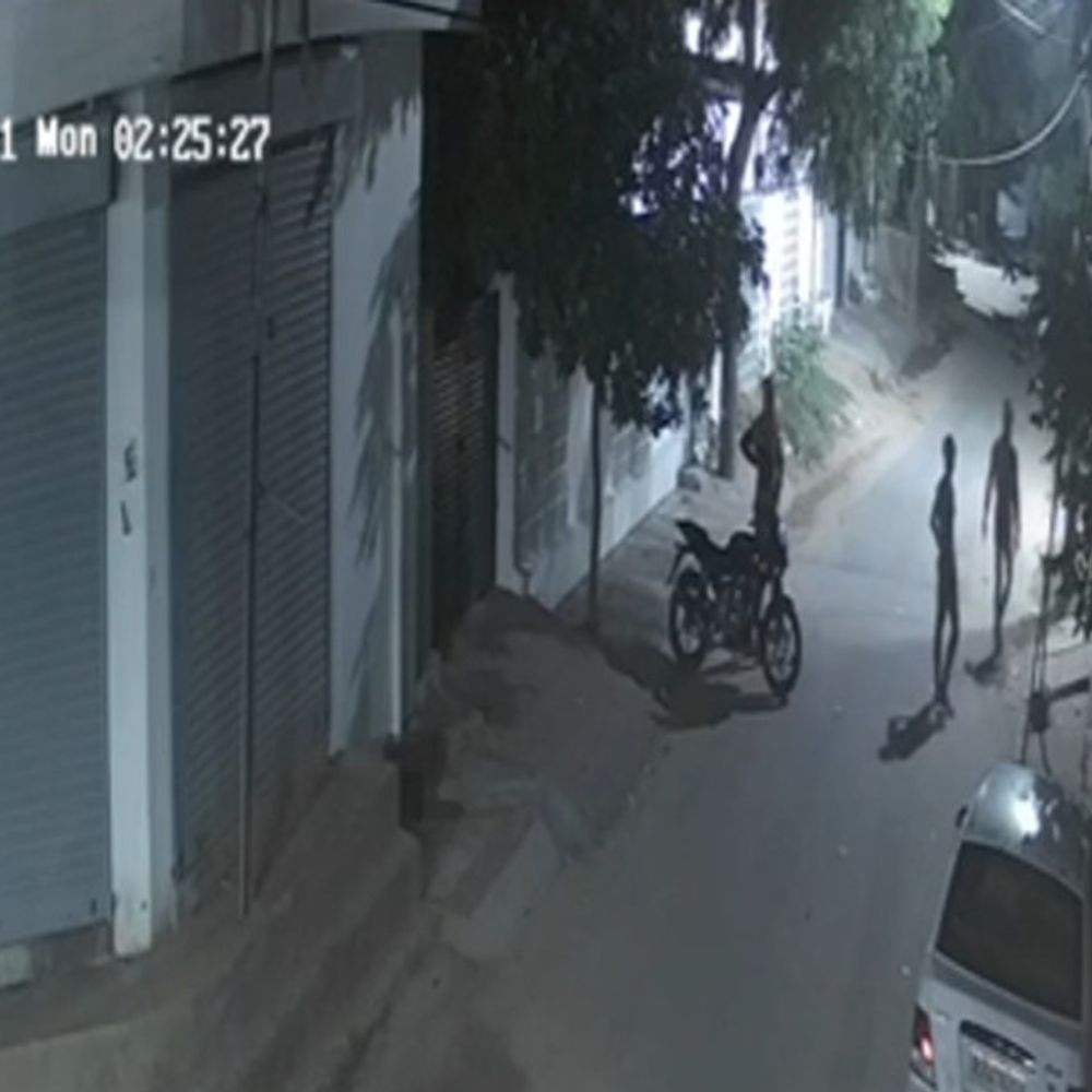 CCTV में नकबजनी करते आए बदमाश:देर रात 2:23 मिनट पर बाइक पर आए तीन बदमाशों ने की रैकी, तब शटर तोड़कर हजारों का माल चुराया, गुलेल से सीसीटीवी तोड़ने की कोशिश