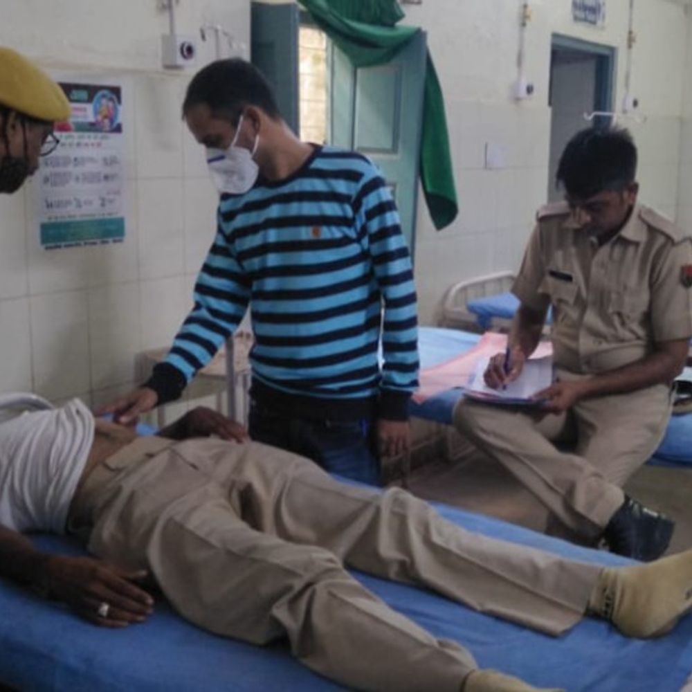 लूट के मकसद से कांस्टेबल पर जानलेवा हमला:गश्त करने थाने से बाइक लेकर निकाला, पहाड़ी पर छिपे बदमाशों ने मारे पत्थर, लहुलुहान होकर सड़क पर गिरा, वर्दी में देखकर उल्टे पांव लौटे