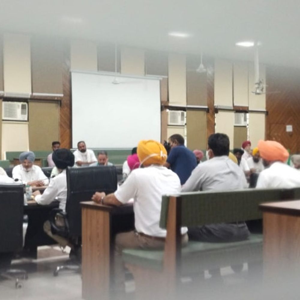 जालंधर में चौथे दिन भी हाइवे व ट्रैक जाम:किसान नेताओं व गन्ना खेती माहिरों के बीच जालंधर के DC आफिस में बैठक शुरु, किसानों का ऐलान- कल CM से मिलने के बाद धरना हटेगा या पंजाब बंद