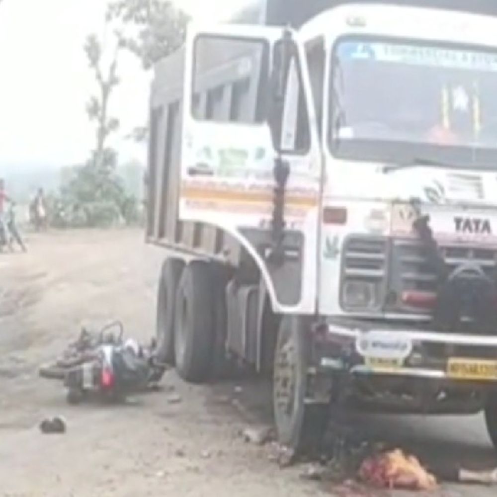 सागर में सड़क हादसे में पिता की मौत, बेटा गंभीर:रिश्तेदार के घर तेरहवीं कार्यक्रम में शामिल होने विदिशा से बेगमगंज जा रहे थे पिता-पुत्र, खुरई तिराहे पर डंपर ने बाइक को रौंदा