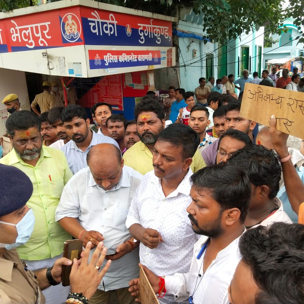 वाराणसी में जाम पर फूटा लोगों का गुस्सा:दुर्गाकुंड मार्ग पर 20 दिन से धरने पर बैठे छात्र, रास्ता बंद होने पर व्यापारियों ने किया प्रदर्शन, एसीपी के आश्वासन पर लौटे