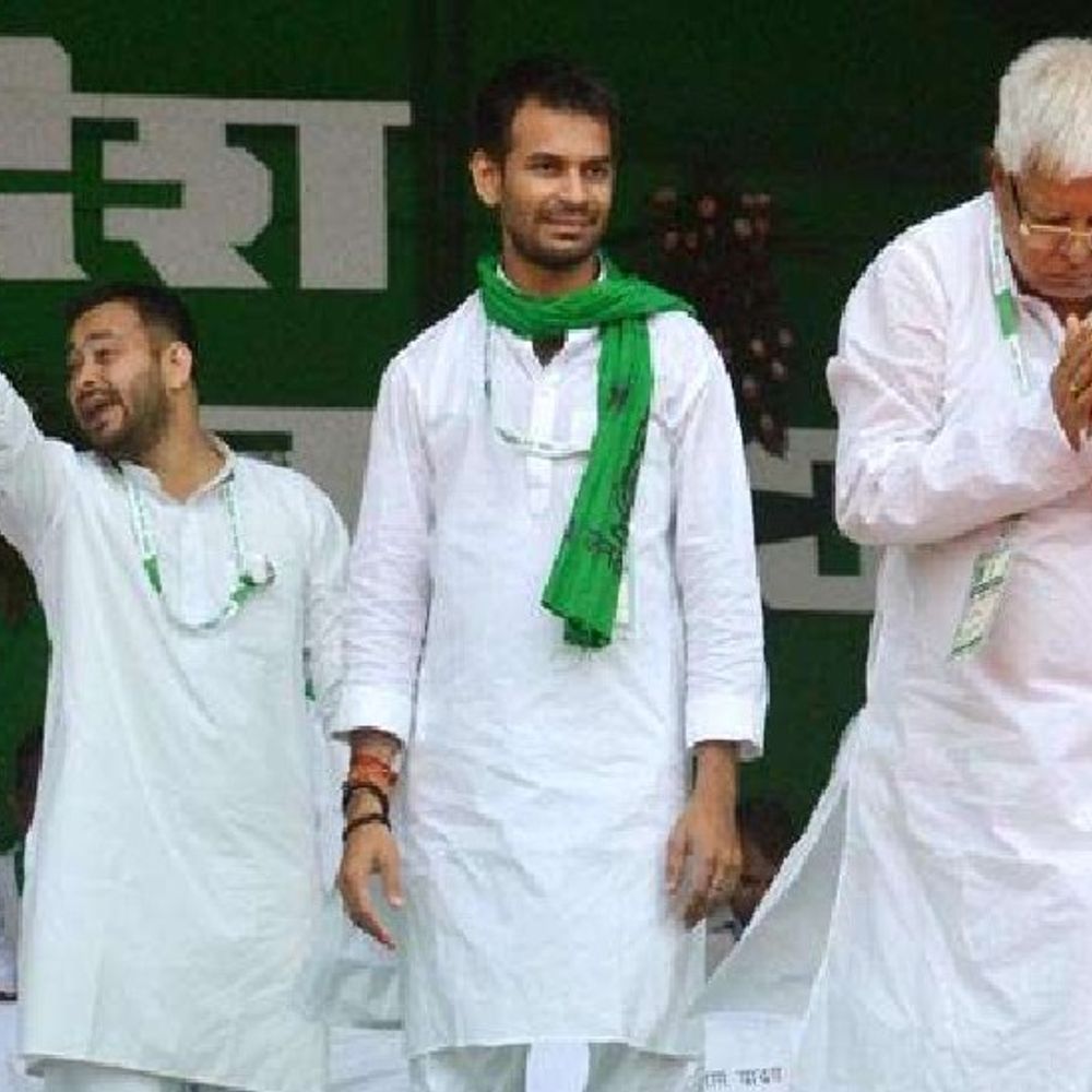 RJD में लगी आग को बुझाना लालू के लिए चैलेंज:लालू प्रसाद तेजस्वी को राजनीतिक उत्तराधिकारी मानते हैं पर तेजप्रताप मानते हैं खुद को सेकेंड लालू; पार्टी के अंदर महाभारत खत्म करवाना चुनौती