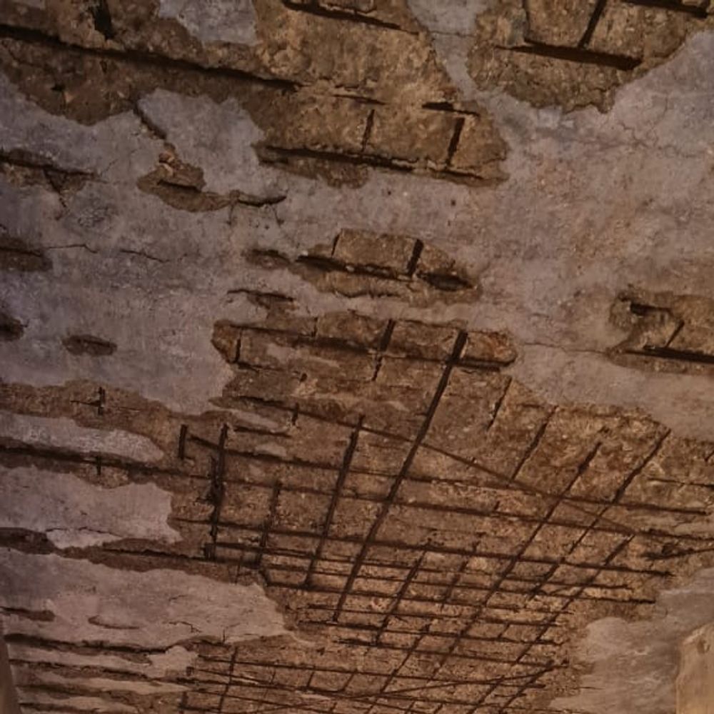 जर्जर भवन में चल रहा बाढ़ राहत शिविर:जान जोखिम में डालकर रहने को मजबूर लोग, कभी भी हो सकती है बड़ी दुर्घटना; इधर, डीएम ने कहा- मैं समझाकर थक गया अब आप ही समझाइए