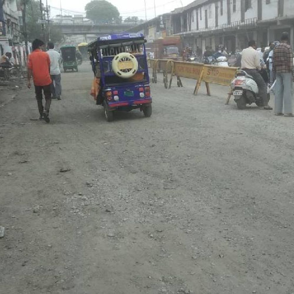 CM की नाराजगी के बावजूद सड़कों के बुरे हाल:पेंचवर्क के नाम पर खानापूर्ति, गड्‌ढों में गिट्‌टी-मिट्‌टी भरी, जो बाहर निकली; इधर, जर्जर सड़क से परेशान व्यापारियों ने खुद भरे गड्‌ढे, कांग्रेस विधायक कीचड़ में उतरे