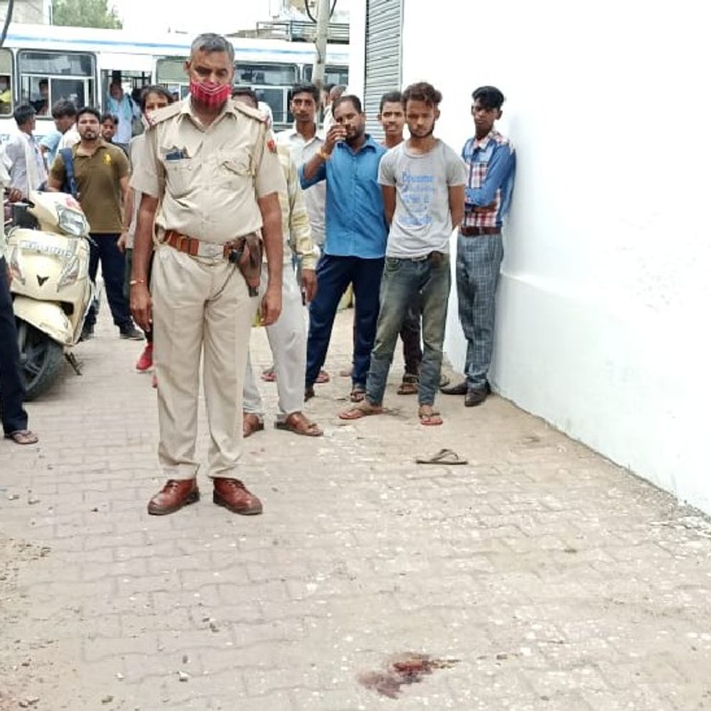 बहन राखी बांधने के लिए करती रही इंतजार:सड़क पर पड़ा मिला युवक का शव, रविवार से ही अपने घर से लापता था युवक, घर वालों के ढूंढने पर कहीं नहीं लगा पता, आज मिली मौत की खबर