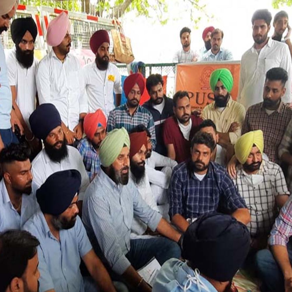 पंजाब यूनिवर्सिटी पहुंचे पूर्व मंत्री बिक्रम सिंह मजीठिया:सीनेट चुनाव करवाने और कैंपस खोलने की उठाई मांग, बोले- पीयू का असली स्वरूप बचाने के लिए एक बैनर के नीचे आएं सारे दल