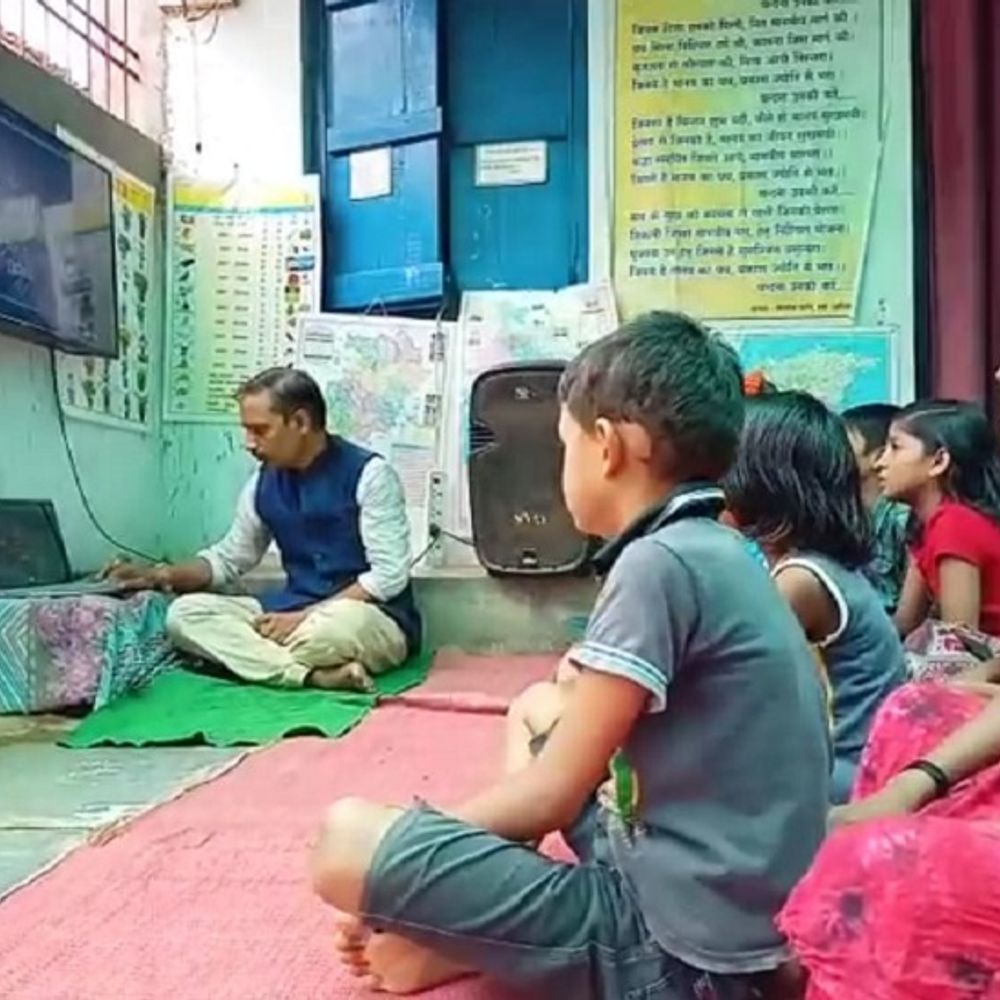 स्कूल बंद हुए तो घर में शुरू की 'स्मार्ट पाठशाला':शिक्षक अपने खर्च पर गांव के बच्चों को दे रहा आधुनिक शिक्षा का ज्ञान; घर को बनाया स्कूल, खुद किराए के मकान में रह रहे