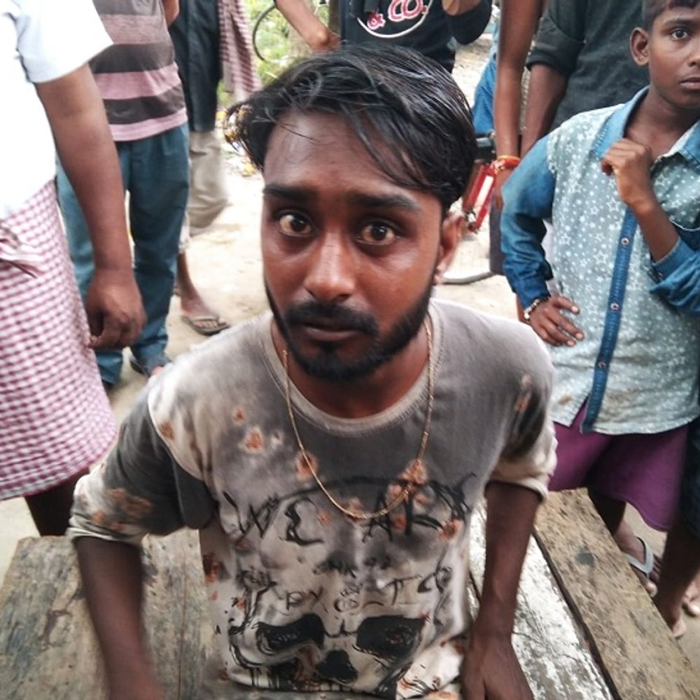 चोरी की मोबाइल बेचने पहुंचे शातिर को बनाया बंधक:मुजफ्फरपुर में लोगों को बेच रहा था चोरी का मोबाइल, ग्रामीणों को शक हुआ तो लॉक खोलकर दिखाने को कहा; नहीं खुलने पर लोगों ने जमकर की धुनाई