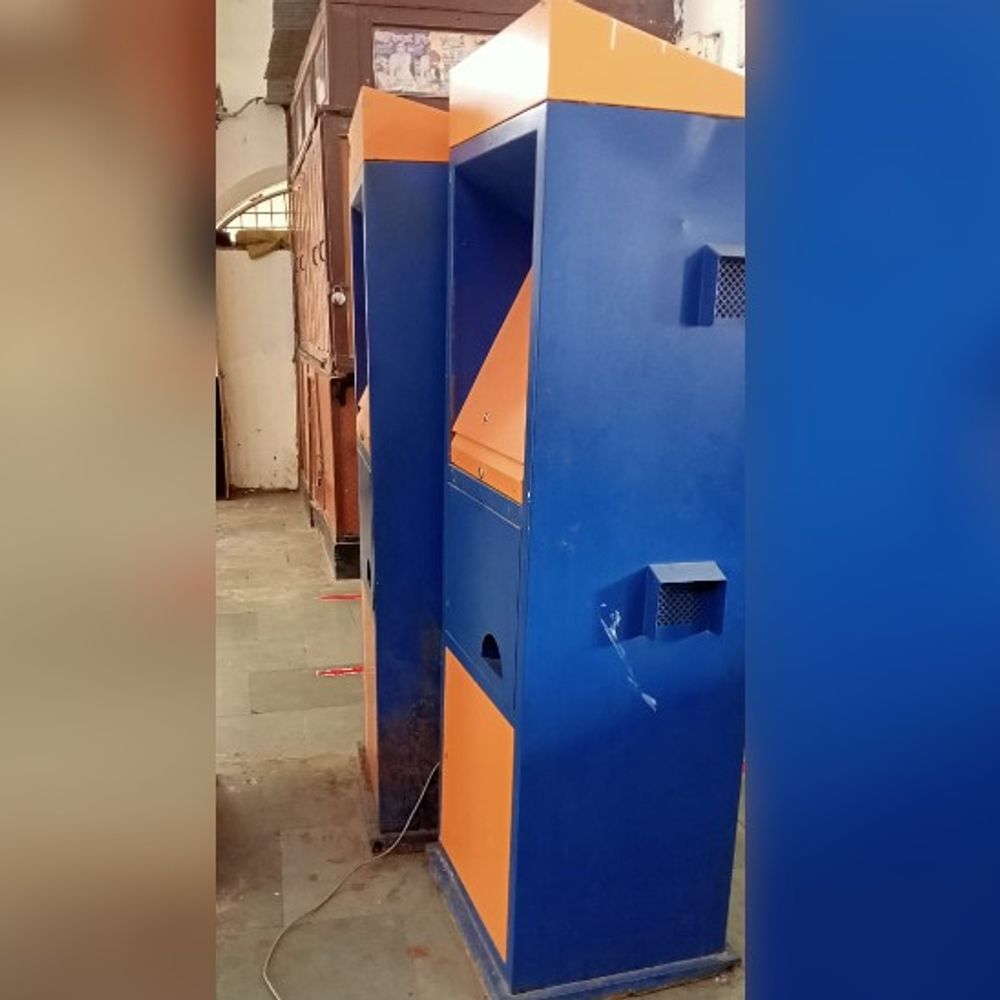 3 साल से टिकट वेंडिंग मशीन खराब:रेलवे स्टेशन पर अव्यवस्थाओं के आलम से यात्री परेशान, टिकट बुकिंग खिड़की पर लम्बी कतार में खड़े होने को मजबूर,ठंडे पानी की भी नहीं व्यवस्था