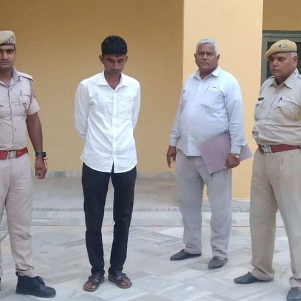 ATM कार्ड बदल ठगी करने वाला चोर गिरफ्तार, दो फरार:ATM बूथ पर मदद के नाम पर भोले-भाले लोगों को बनाते निशाना; डेढ़ महीने पहले युवती का कार्ड बदल की थी 41 हजार की चोरी