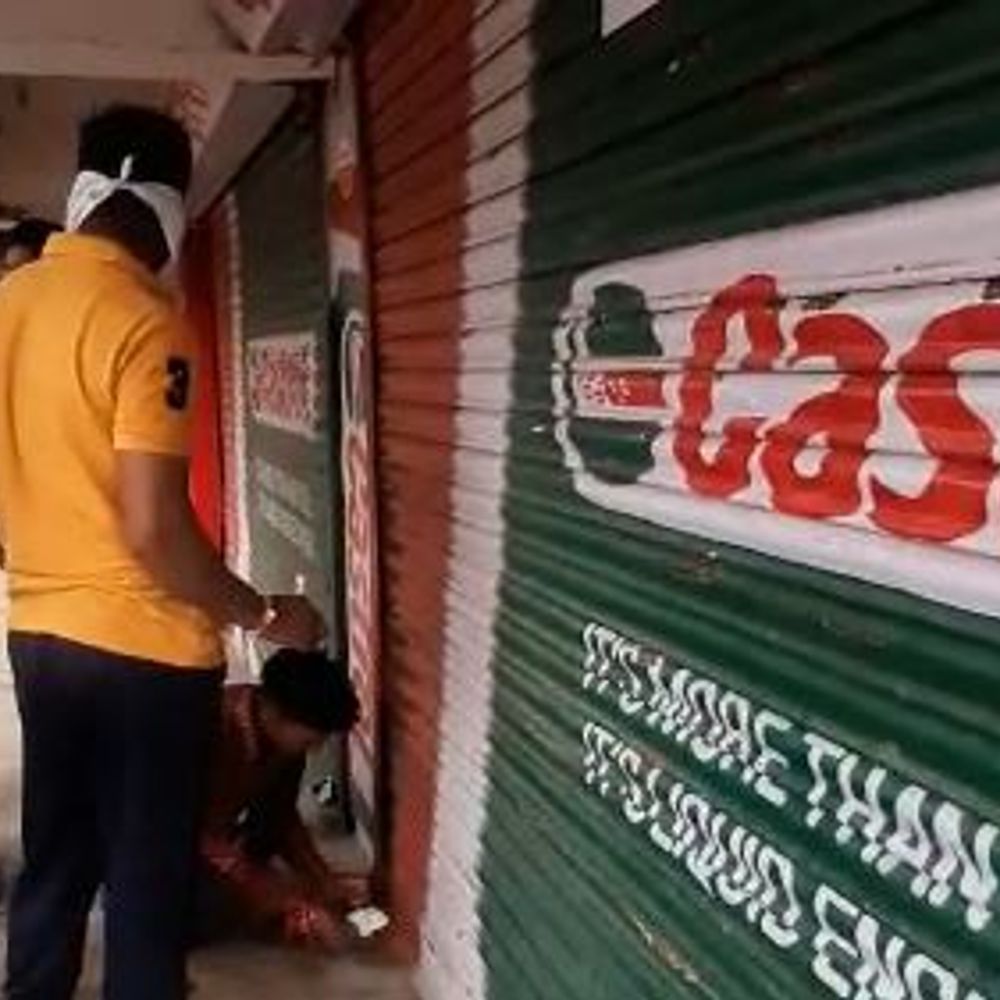 नगर परिषद ने 23 दुकानों को किया सीज:अंबामाता क्षेत्र की दुकानों को कब्जे में लिया, नगर परिषद की हैं दुकानें, वर्षों से किराएदार नहीं दे रहे किराया, सुबह 9 बजे पहुंचा कार्रवाई दल