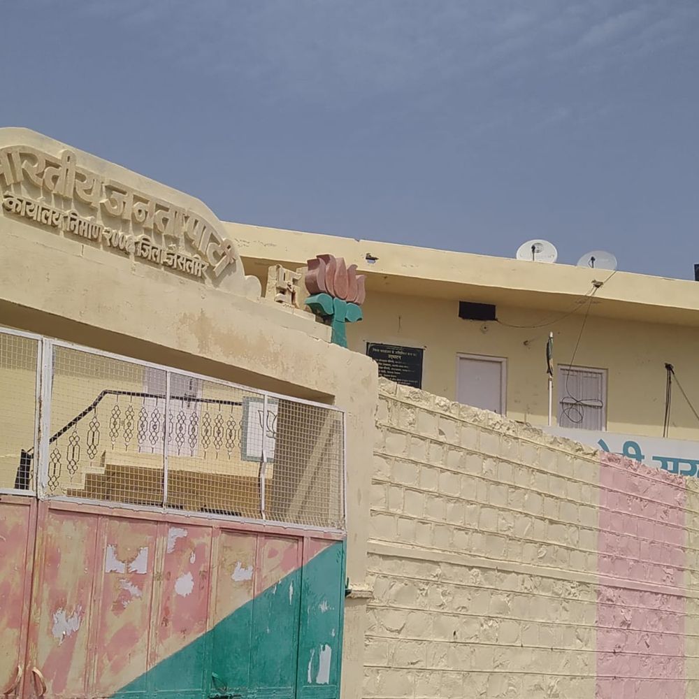 बीजेपी युवा मोर्चा अध्यक्ष पद को लेकर खींचतान:विवाद के चलते रोकी गई नियुक्ति, जैसलमेर-पोकरण में बंटे नेता, जैसलमेर और पोकरण के नेता इस पद पर अपने यहां के कार्यकर्ता को बिठाना चाहते हैं