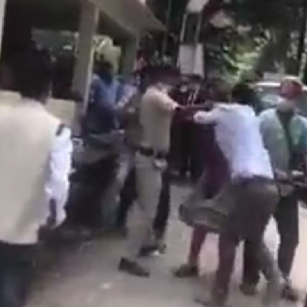 कुल्लू कोर्ट कॉम्पलेक्स में भिड़े लोग, पुलिस ने किया बीच-बचाव:पैसे के लेन-देन को लेकर विवाद, एक तरफ भाजपा वर्कर तो दूसरे पक्ष में पूर्व सरपंच के साथ एक महिला; मारपीट का Video आया सामने