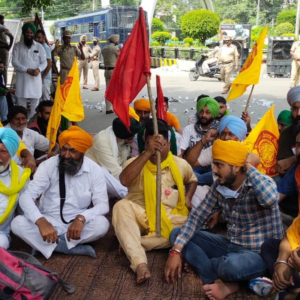 जालंधर में BJP के खिलाफ 24 घंटे से डटे किसान:बैठक खत्म होने के बाद नेता जा चुके, फिर भी सर्किट हाउस के बाहर प्रदर्शन; हाइवे के बाद शहर के भीतर जाम से आम जनता परेशान