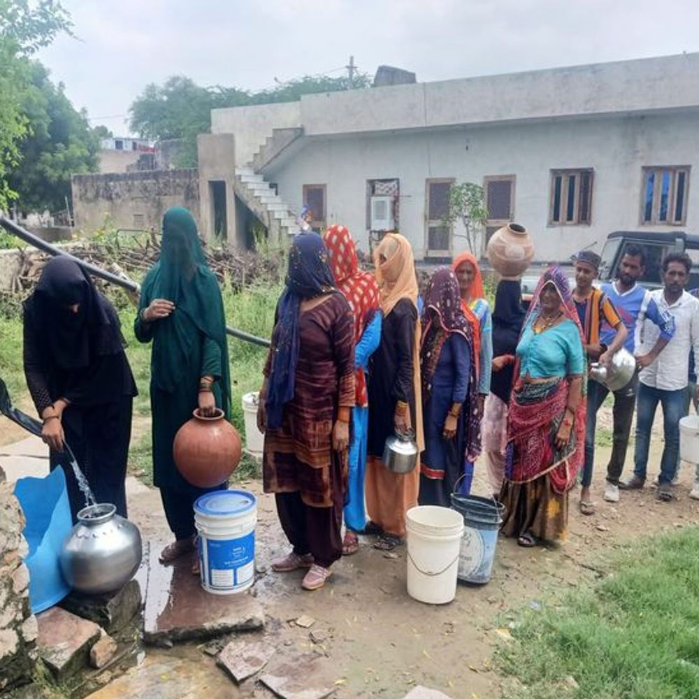 पांच किलोमीटर दूर बोरिंग व कुएं के भरोसे ग्रामीण:टंकी है, सार्वजनिक नल भी लगे है, लेकिन नहीं आता पानी; बीच रास्ते ही पानी हो रहा चोरी, जलदाय विभाग ने FIR कराई, लेकिन ज्यों की त्यों समस्या