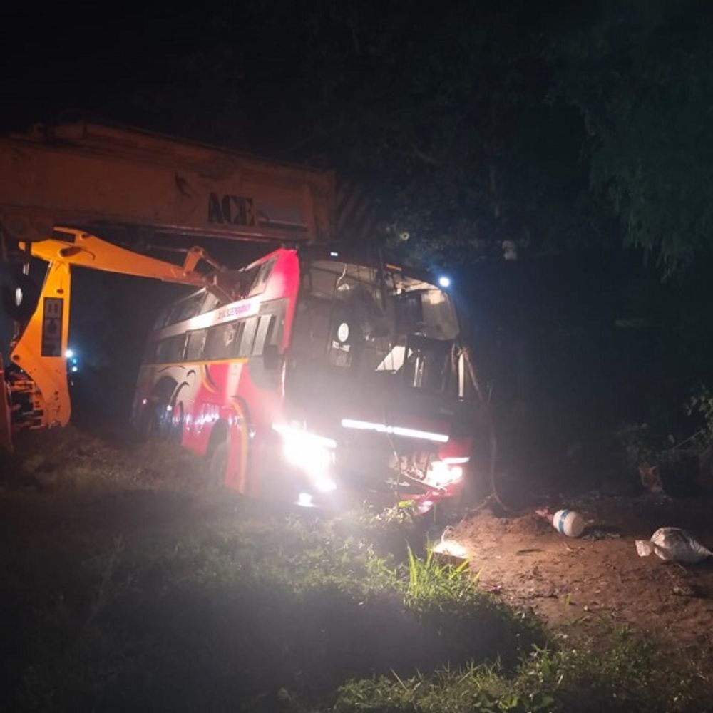 अनियंत्रित रोडवेज बस पलटने से दो यात्रियों की मौत:बदायूं से पंजाब जाने वाली बस देवबंद में अनियंत्रित होकर पलटी, 12 से ज्यादा लोग हुए घायल, पंजाब में मजदूरी करने जा रहे थे सभी