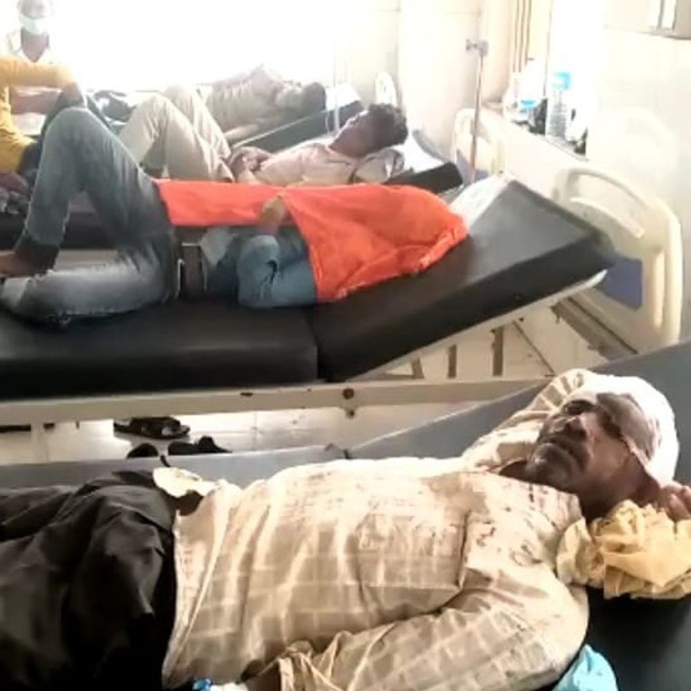 ऑटो में सवार 12 लोगों को ट्रक ने मारी टक्कर:महिला समेत 3 लोगों की हुई मौत, 9 घायल अस्पताल में भर्ती; तेज रफ्तार ट्रक की टक्कर से रात में बीच सड़क पर ही पड़े रहे