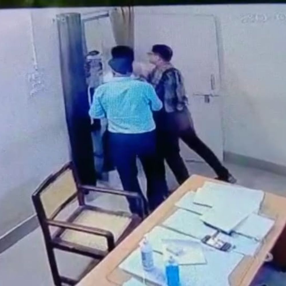 सरकारी अस्पताल के डॉक्टर का शर्मनाक रवैया:हीमोफीलिया पीड़ित बच्चे का इलाज करने से मना करके पर्ची फेंकी; परिजनों को धक्का देकर मारे थप्पड़, सीढ़ियों से गिर गया था 8 साल का लड़का